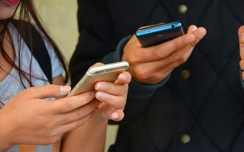 スマホを持つ男女